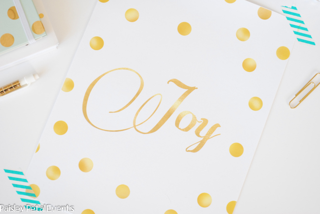 Free printable Christmas art! On-trend gold foil Joy art print for your Christmas decor. Simply download, print, cut & frame. #freeprintables #christmasprintables #goldfoilartprints