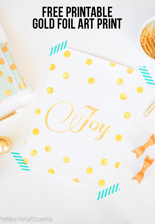 Free printable Christmas art! On-trend gold foil Joy art print for your Christmas decor. Simply download, print, cut & frame. #freeprintables #christmasprintables #goldfoilartprints