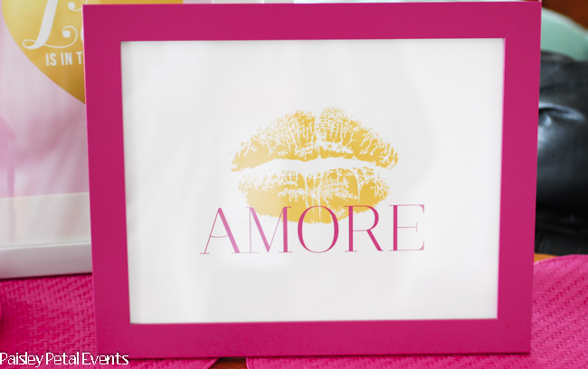 Cute printable art print for Valentine's Day! Gold lips with pink Amore text - perfect!